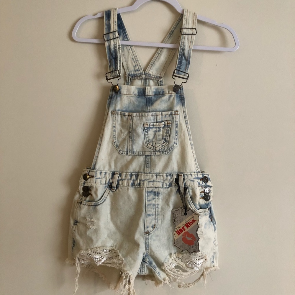 NWT Frayed Distressed Lace Pocket Short-Alls - Picture 1 of 4